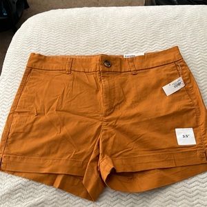 New old navy everyday short 3.5” yellow mustard color !
